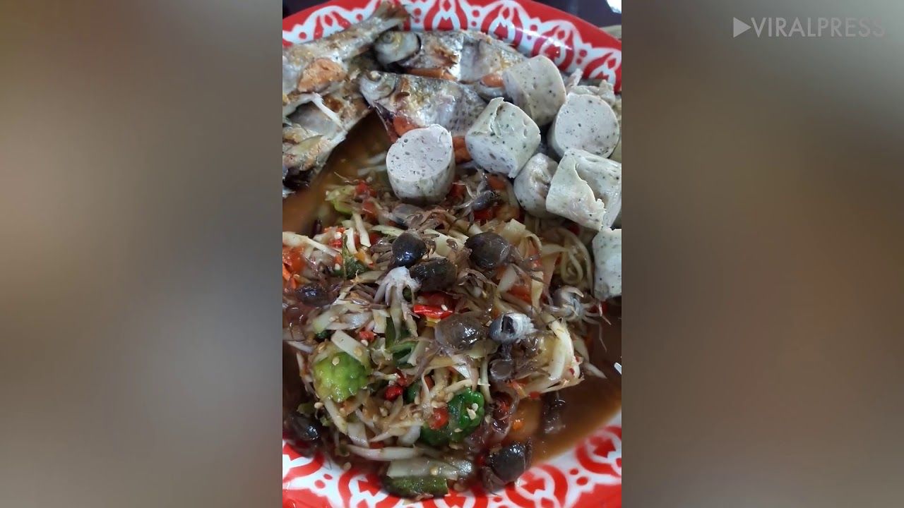 Berani Coba Salad Pedas Di Thailand Ini Disajikan Dengan Kepiting Hidup