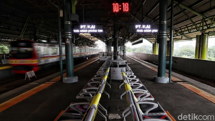 Keriuhan yang Hilang di Stasiun Gambir Sesuai arahan Kemenhub, seluruh moda transportasi di Indonesia kembali dibuka sejak Kamis (7/5). Walaupun begitu, suasana di Stasiun Gambir masih kosong dan lengang.