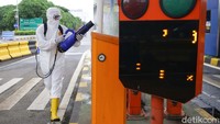 Tiap sudut gerbang tol tak lepas dari pantauan petugas.