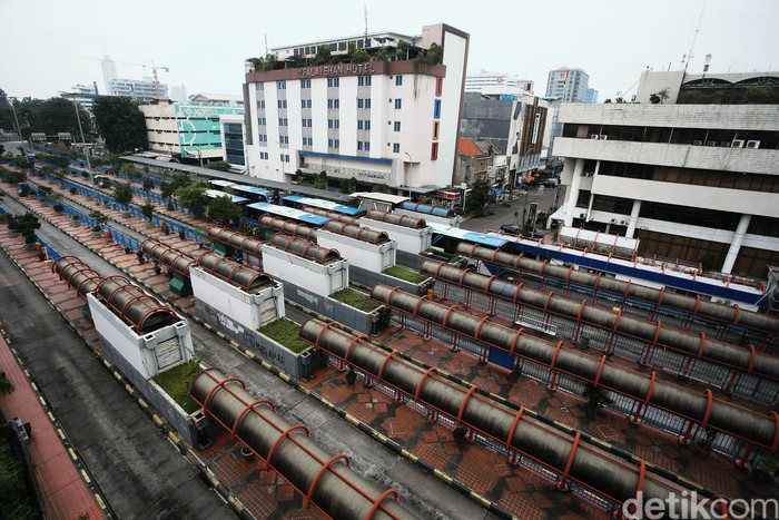 Giliran Terminal Blok M yang Ikutan Sepi Sejumlah terminal ikut terdampak pandemi Corona pasca larangan mudik hingga perizinan beroperasi kembali oleh Kemenhub, salah satunya Terminal Blok M.