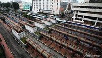 Foto udara memperlihatkan sepinya lokasi Terminal Blok M, Jakarta, Sabtu (9/5/2020).