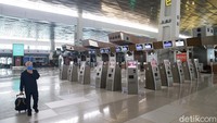 Kementerian Perhubungan membuka kembali layanan penerbangan domestik dengan penumpang bersyarat seperti pebisnis, penumpang repatriasi, perjalanan dinas pejabat negara dan tamu negara. Grandyos Zafna/detikcom.