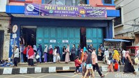 Kawasan pertokoan juga terlihat masih buka, meski menerapkan protokol kesehatan di pintu masuk, warga masih terlihat berdesakan di area dalam.