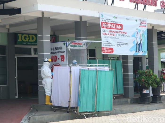 Puluhan santri Ponpes Al Fatah Temboro, Magetan melakukan tes swab massal di lima rumah sakit di Ponorogo. Ini dilakukan untuk mengantisipasi penyebaran virus Corona.