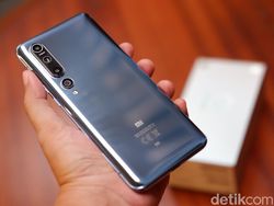 Unboxing Mi 10, Ponsel Xiaomi Termahal di Indonesia