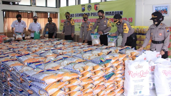 Ribuan paket sembako untuk warga terdampak wabah Corona di Kabupaten Madiun telah disiapkan. Polisi memastikan paket sembako siap disalurkan.