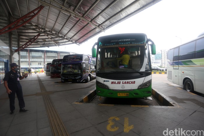 Kepala Korps Lalu Lintas Polri Inspektur Jenderal Istiono bersama dirjen perhubungan darat Budi Setiyadi melakukan inspeksi ke Terminal Pulo Gebang, Jakarta, Sabtu (9/5/2020).