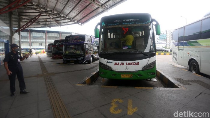 Kepala Korps Lalu Lintas Polri Inspektur Jenderal Istiono bersama dirjen perhubungan darat Budi Setiyadi melakukan inspeksi ke Terminal Pulo Gebang, Jakarta, Sabtu (9/5/2020).