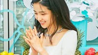Pemeran utama drama Mr Sunshine ini terlihat manis dengan dress putih. Pemotretannya makin meriah dengan latar buah-buahan segar. Foto: Instagram kimtaeri_1