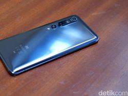 Unboxing Mi 10, Ponsel Xiaomi Termahal di Indonesia