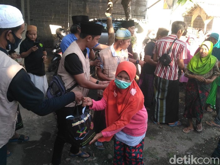 Kegelisahan warga di tengah pandemi Corona mendorong sebuah yayasan tahfiz Quran di Situbondo untuk berbagi. Ada 1.000 paket sembako yang dibagikan untuk kaum duafa.