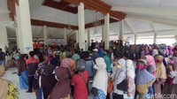Sementara itu, Kapolsek Wates Kompol Endang Suprapto mengatakan pihaknya hanya diminta untuk membantu pengamanan. Endang menyebut sebelumnya tidak pernah ada rapat koordinasi, namun pihaknya juga sudah mengingatkan agar warga mencuci tangan dengan sabun, dan menjaga jarak.