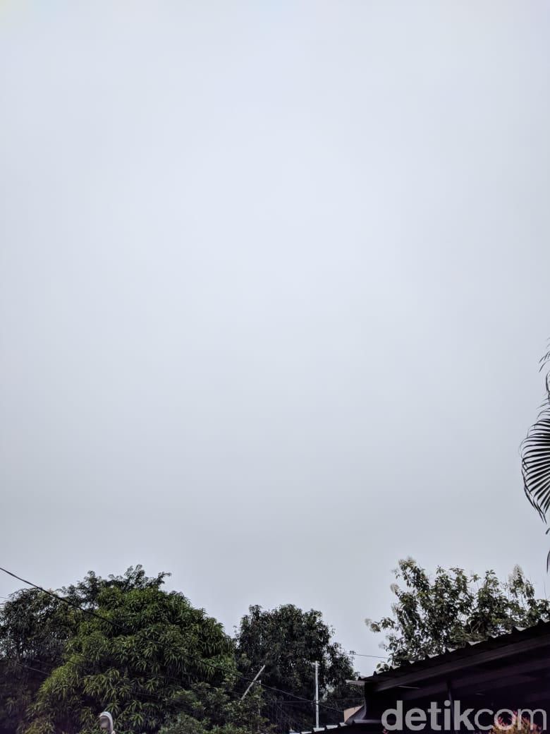 Penampakan langit di Jabodetabek tampak putih siang-sore tadi (dok. detikcom)