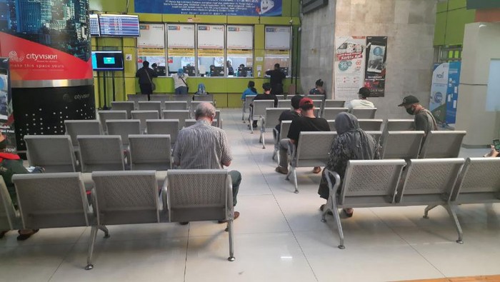 Warga antre urus refund tiket di Stasiun Gambir.