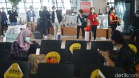 Setelah rangkaian pemeriksaan selesai, penumpang kemudian menuju boarding lounge.