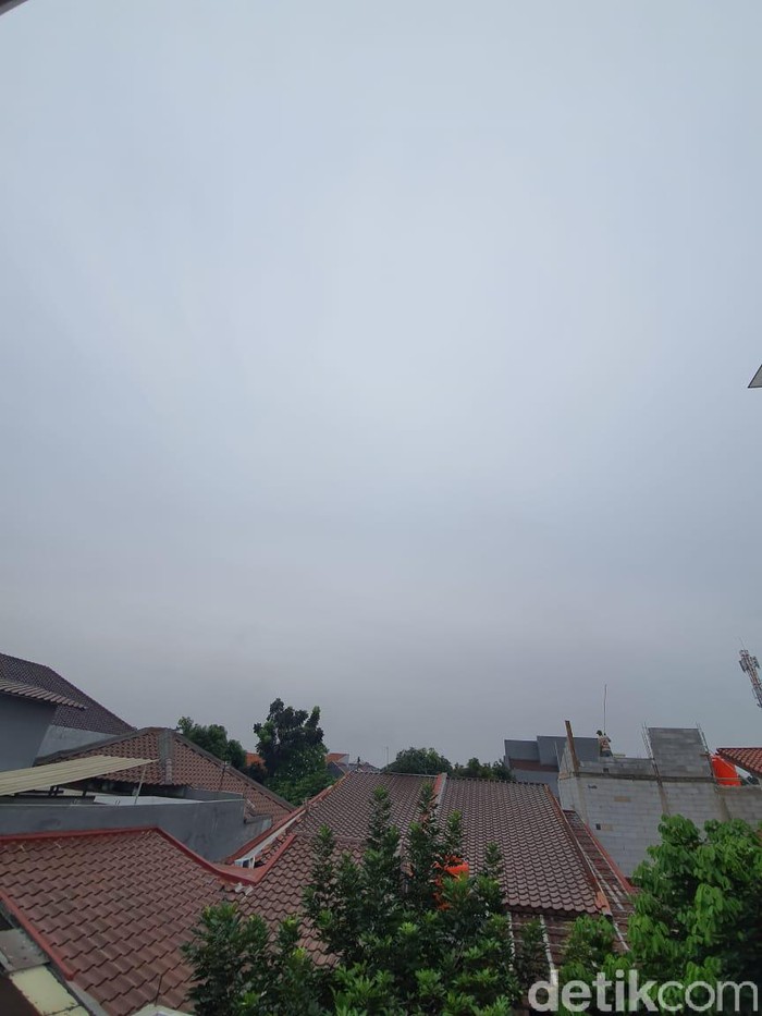 Penampakan langit di Jabodetabek tampak putih siang-sore tadi (dok. detikcom)