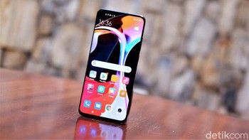 Xiaomi Mi 10 mengusung layar Super AMOLED dengan tepian melengkung. Ukurannya 6,67 inch dengan resolusi Full HD+ dan refresh rate 90Hz. Foto: Adi Fida Rahman/detikINET