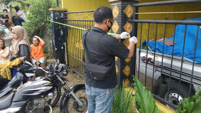 Auatik (34) ditemukan dalam kondisi leher terluka. Keluarga bersama warga mengevakuasi dia ke rumah sakit untuk mendapatkan pertolongan.