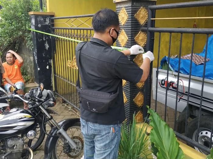 Auatik (34) ditemukan dalam kondisi leher terluka. Keluarga bersama warga mengevakuasi dia ke rumah sakit untuk mendapatkan pertolongan.