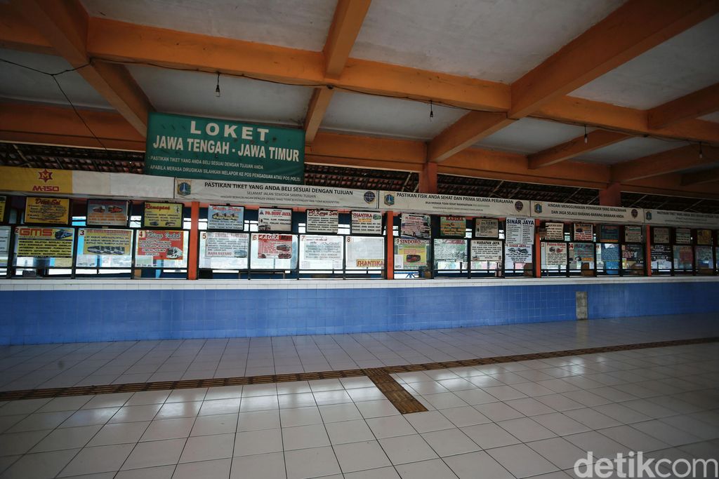 Meski pemerintah membuka kembali semua moda transportasi di Indonesia, suasana di Terminal Kampung Rambutan, Jakarta, masih nyaris tanpa aktivitas.
