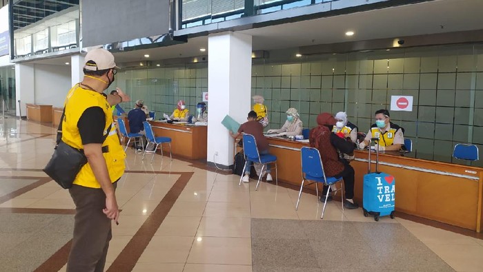 Bandara Juanda Surabaya kembali beroperasi di tengah larangan mudik Lebaran. Penumpang tampak sepi di bandara yang ada di Sidoarjo itu.