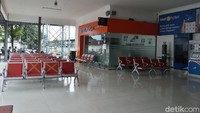 Sedangkan di ruang tunggu, hampir tak ada orang yang duduk. Apalagi di peron kereta, tak satupun pengunjung yang terlihat.