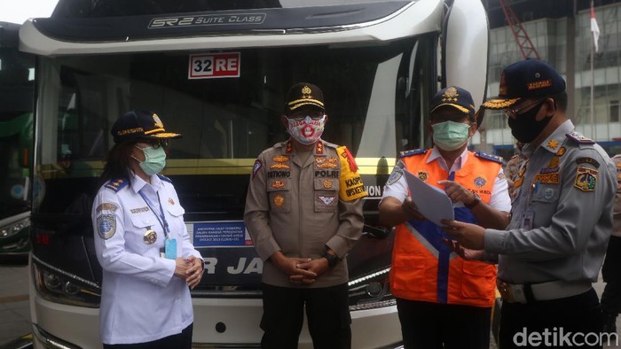 Kepala Korps Lalu Lintas Polri Inspektur Jenderal Istiono bersama dirjen perhubungan darat Budi Setiyadi melakukan inspeksi ke Terminal Pulo Gebang, Jakarta, Sabtu (9/5/2020).