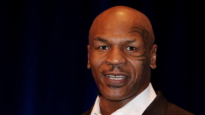 BRISBANE, AUSTRALIA - NOVEMBER 16:  Mike Tyson speaks on stage during his speaking tour, Day of the Champions at the Brisbane Convention & Exhibition Centre on November 16, 2012 in Brisbane, Australia.  (Photo by Chris Hyde/Getty Images)