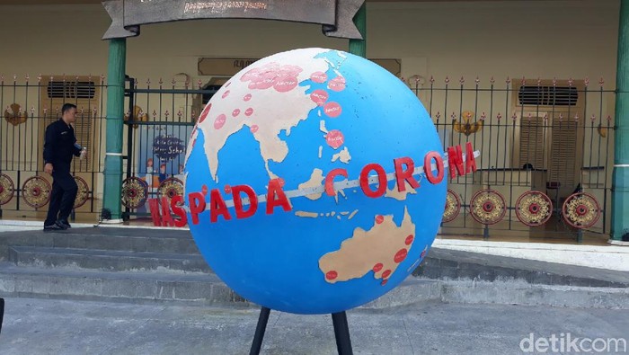 Peringatan waspada virus Corona di Titik Nol Kilometer Yogyakarta.