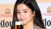 Kalau ini senyum manis Kim Tae Ri saat hendak menyesap bir. Slurpp! Foto: Instagram kimtaeri_1