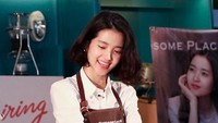 Pemeran film Handmaiden ini tak hanya luwes saat di depan kamera. Kim Tae Ri juga nampak nyaman dalam rangkaian acara yang dibuat sebuah kafe. Foto: Instagram kimtaeri_1