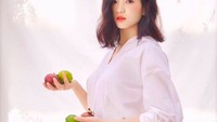 Kim Tae Ri adalah lulusan Kyung Hee University jurusan Jurnalisme dan Komunikasi. Begini posenya saat pemotretan dengan ragam buah segar. Foto: Instagram kimtaeri_1