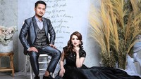 Tom Liwafa dan Hesti terkenal sebagai salah satu crazy rich Surabaya. Pengusaha produk fashion ini mendadak terkenal setelah membagikan sembako isi uang tunai. Foto: Instagram Ton liwafa & Delta Hesti