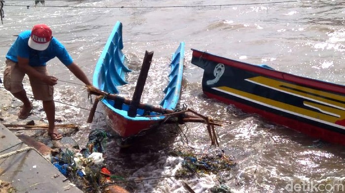 Gelombang Tinggi Hantam Puluhan Perahu Nelayan di Ujung Genteng Puluhan perahu nelayan Ujung Genteng, Sukabumi hancur dihantam gelombang tinggi yang terjadi Sabtu (9/5/2020) pagi tadi.