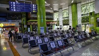 Sebelum pandemi, Stasiun Gambir selalu penuh sesak dengan penumpang. Namun sejak pandemi, suasana ruang tunggu penumpang langsung sepi. Pradita Utama/detikcom. 