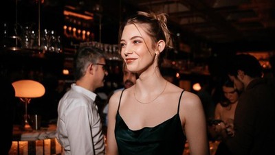 Pesona Model yang Dipuji Karena Jadi Perawat Lansia Selama Pandemi Corona