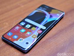 Unboxing Mi 10, Ponsel Xiaomi Termahal di Indonesia