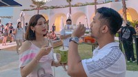 Demikian juga saat liburan ke Bali. Suasana santai kafe kekinian di Bali jadi tempat melepas penat. Bahkan walaupun hanya untuk menikmati es kelapa muda dan minum air mineral. Foto: Instagram Ton liwafa & Delta Hesti