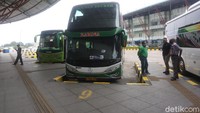 Kru Bus menunggu penumpang.