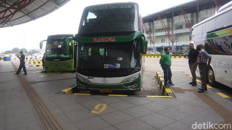 Terminal Pulo Gebang Kembali Dibuka Kepala Korps Lalu Lintas Polri Inspektur Jenderal Istiono bersama dirjen perhubungan darat Budi Setiyadi melakukan inspeksi ke Terminal Pulo Gebang, Jakarta, Sabtu (9/5/2020).