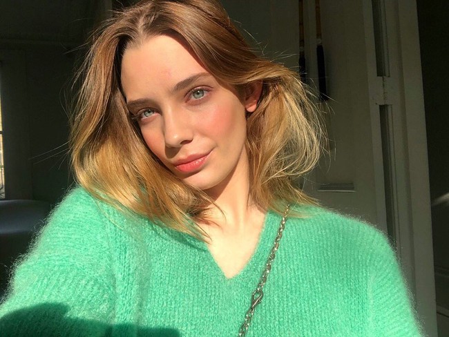 Sebelum Corona, ia adalah model yang sering bekerja untuk brand-brand ternama, termasuk Dolce & Gabanna. Harriet juga pernah menghiasi majalah Vogue Prancis.Foto: Instagram @harriettrosee1