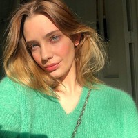 Sebelum Corona, ia adalah model yang sering bekerja untuk brand-brand ternama, termasuk Dolce & Gabanna. Harriet juga pernah menghiasi majalah Vogue Prancis.Foto: Instagram @harriettrosee1