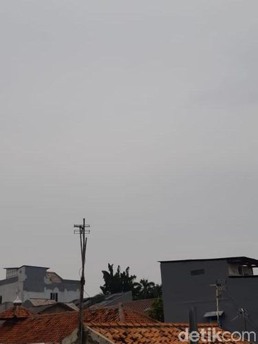 Penampakan langit tampak putih siang tadi. Foto ini diambil di daerah Ciracas, Jaktim (dok. detikcom)