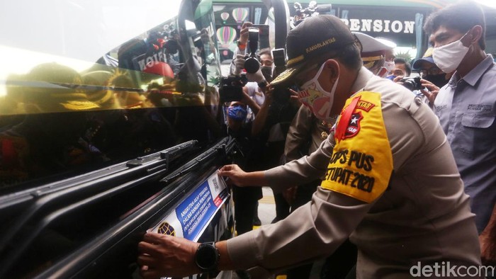 Terminal Pulo Gebang Kembali Dibuka Kepala Korps Lalu Lintas Polri Inspektur Jenderal Istiono bersama dirjen perhubungan darat Budi Setiyadi melakukan inspeksi ke Terminal Pulo Gebang, Jakarta, Sabtu (9/5/2020).