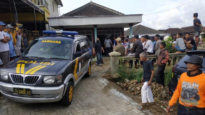 Auatik (34) ditemukan dalam kondisi leher terluka. Keluarga bersama warga mengevakuasi dia ke rumah sakit untuk mendapatkan pertolongan.