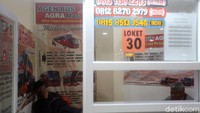 Petugas tiket menunggu penumpang.