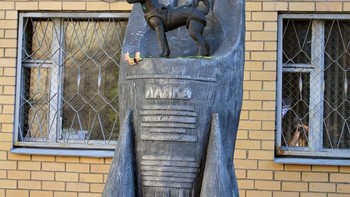 Kalau ini adalah foto dari Laika, anjing pertama yang menjadi cosmonaut yang pergi keluar orbit Bumi. Laika mati dan monumennya didirikan 50 tahun setelah kepergiannya. Foto: LiveInMsk.ru