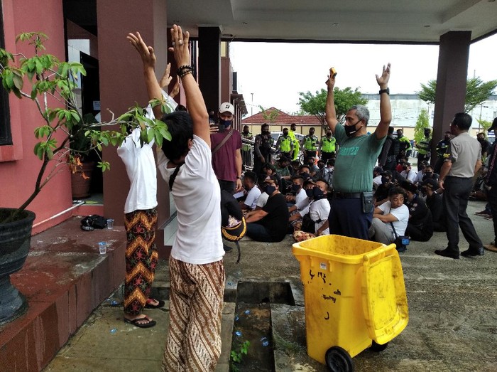 49 anggota ormas diamankan Polresta Samarinda karena membawa sajam dan melakukan perusakan di sebuah perusahaan (Suriyatman/detikcom)