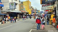 Beberapa warga bahkan terlihat asyik berfoto di tengah jalanan yang sepi dari kendaraan. Mereka bahkan menganggap kebijakan penutupan ruas jalan tersebut mirip dengan kegiatan Car Free Day di hari libur.