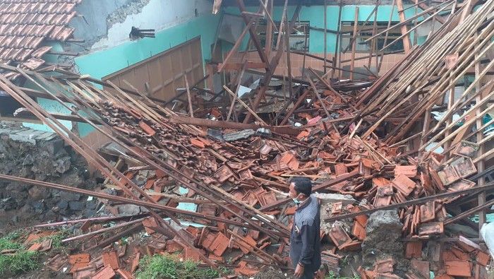 SD Negeri 1 Berjo, Kecamatan Ngargoyoso, Karanganyar rusak parah tertimbun longsor